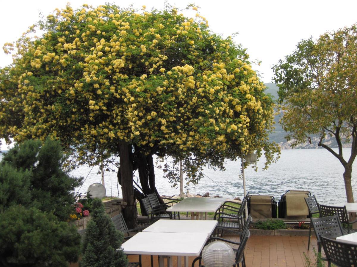 Piccolo Hotel Direkt Am See Brenzone sul Garda Luaran gambar