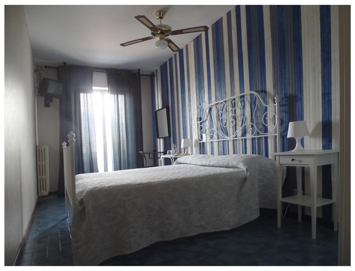 Piccolo Hotel Direkt Am See Brenzone sul Garda Luaran gambar