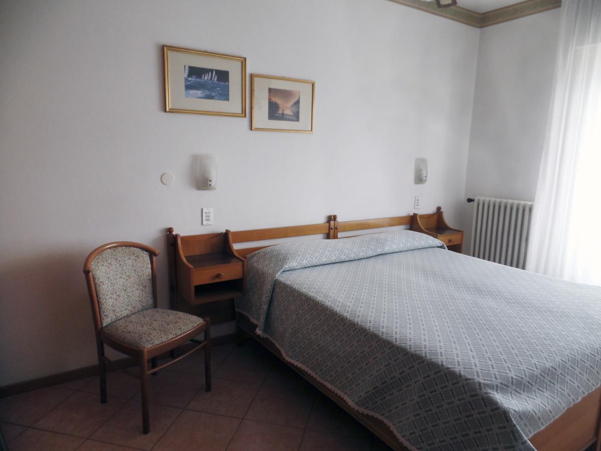 Piccolo Hotel Direkt Am See Brenzone sul Garda Luaran gambar