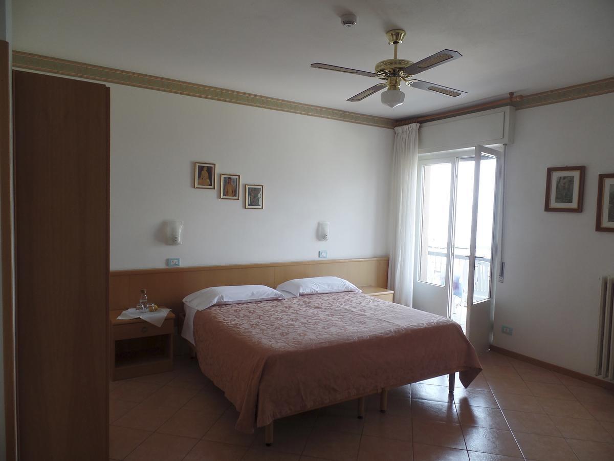Piccolo Hotel Direkt Am See Brenzone sul Garda Luaran gambar