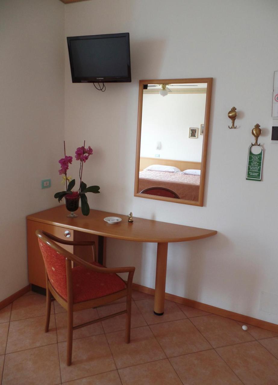 Piccolo Hotel Direkt Am See Brenzone sul Garda Luaran gambar