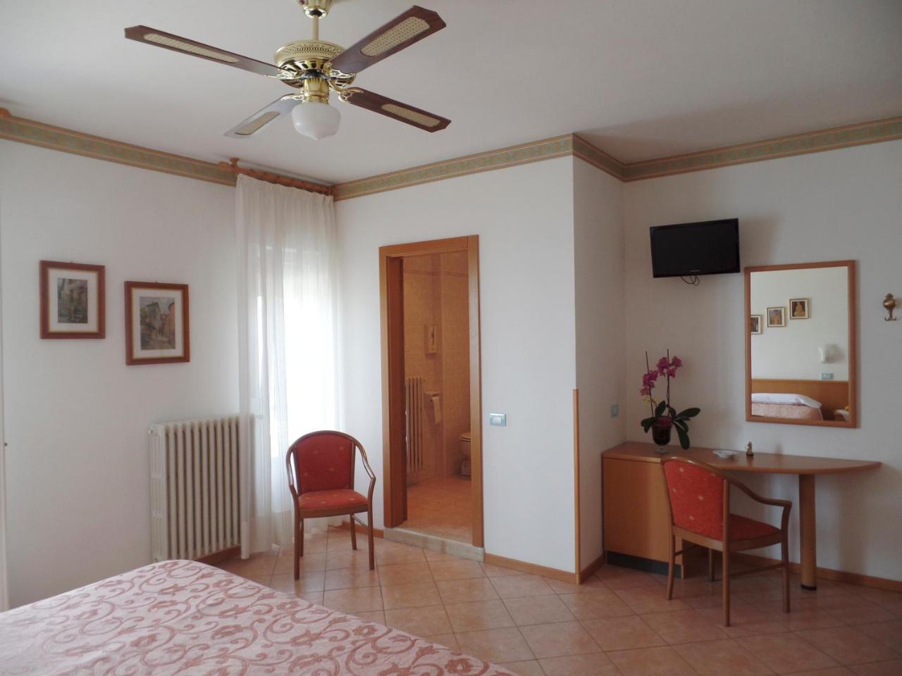 Piccolo Hotel Direkt Am See Brenzone sul Garda Luaran gambar